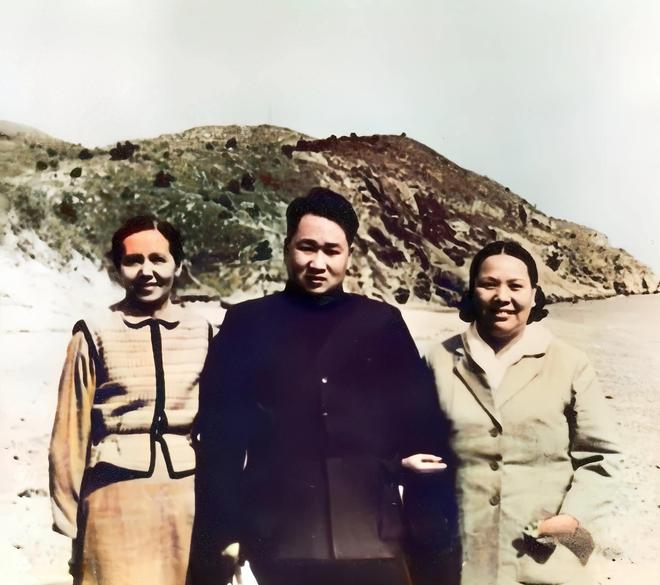 这是年轻的毛岸青和岳母一张珍贵合影她暗地